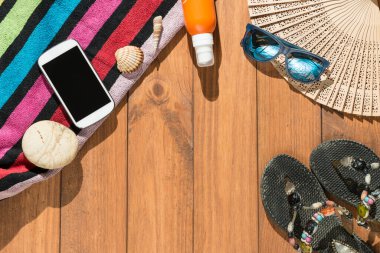 Tahta tahtalardaki plaj eşyalarının üst görüntüsü. Yaz ve tatil konsepti.