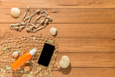 Tahta tahtalardaki plaj eşyalarının üst görüntüsü. Yaz ve tatil konsepti.