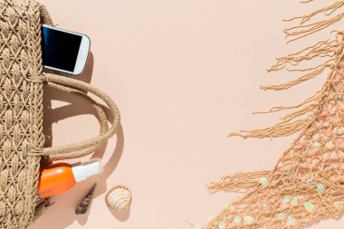 Pembe arka plandaki plaj nesnelerinin üst görüntüsü. Yaz ve tatil konsepti.