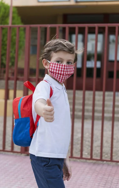 Retrato Menino Escola Com Uma Máscara Facial Porta Uma Escola — Fotografia de Stock