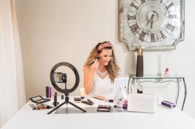 Genç bayan vlogger video bloğu için bir makyaj videosu kaydediyor. Sosyal medya kavramında pazarlama üzerinde etkili.