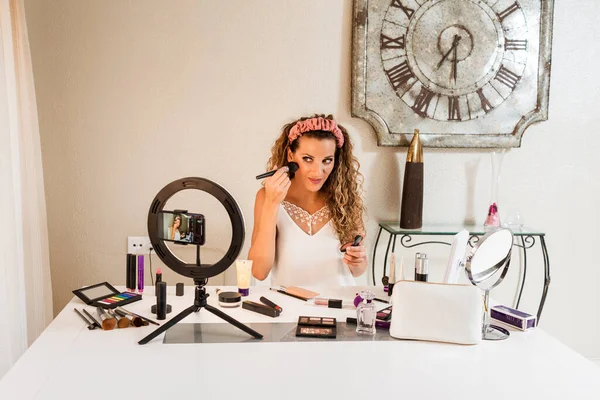Genç bayan vlogger video bloğu için bir makyaj videosu kaydediyor. Sosyal medya kavramında pazarlama üzerinde etkili.