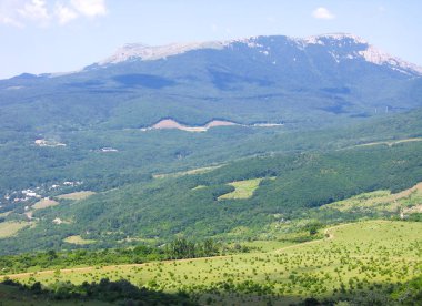 Dağların ve bulutların manzarası.