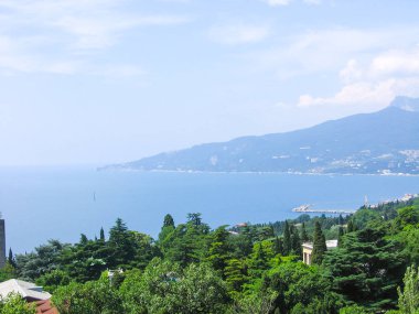 Güzel dağlar, yeşil ağaçlar, versite, deniz manzarasına.