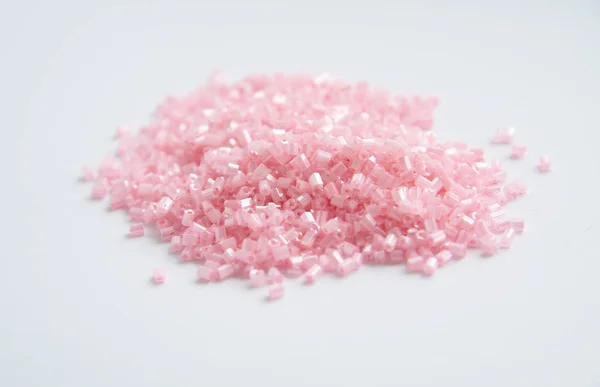 Perline rosa per artigianato su sfondo isolato — Foto Stock