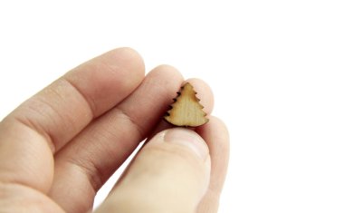 küçük ahşap Noel izole ağaç el açık arka plan