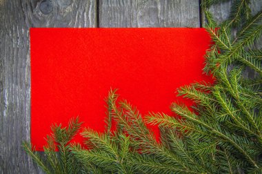 parlak Noel arka plan kopya alanı çam dalları ile ahşap bir masa ve kırmızı bir doku ile ile