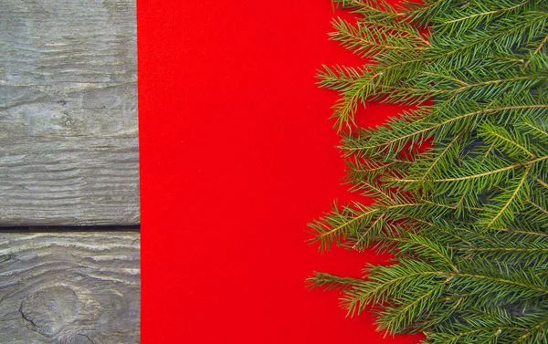 明亮的圣诞节背景与一个拷贝空间与冷杉分支与木桌和红色纹理 — 图库照片