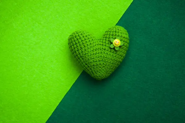 Corazón de punto verde sobre un fondo verde, un símbolo de amor para felicitar a la fiesta — Foto de Stock