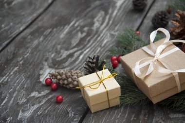 ahşap masa doku ile şenlikli Noel arka plan üstten görünüm