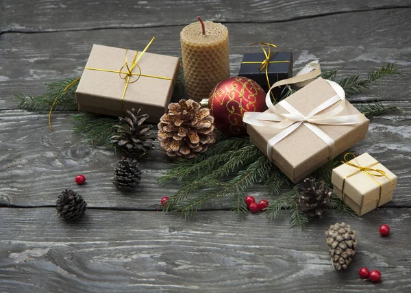 Slavnostní vánoční pozadí horní pohled s texturou, dřevěný stůl — Stock fotografie
