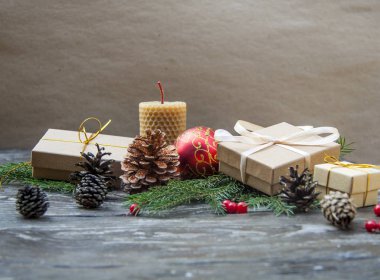 neşeli Noel arka plan üstten görünüm ahşap masa doku ile altın sarı 