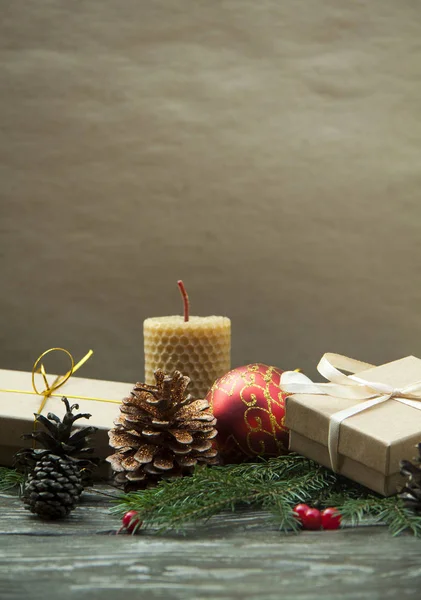 Natal festivo fundo vista superior com textura de mesa de madeira em amarelo dourado — Fotografia de Stock