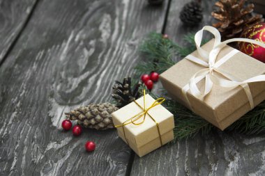 ahşap masa doku ile şenlikli Noel arka plan üstten görünüm