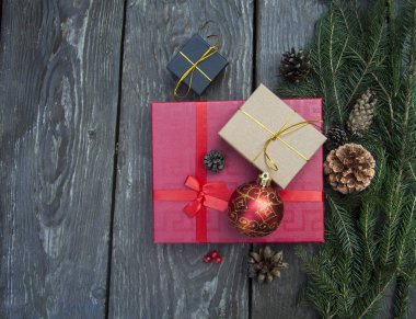 ahşap masa doku ile şenlikli Noel arka plan üstten görünüm