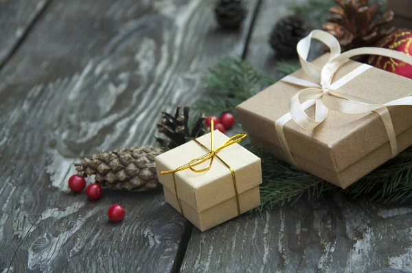 ahşap masa doku ile şenlikli Noel arka plan üstten görünüm