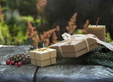 ahşap masa doku ile şenlikli Noel arka plan üstten görünüm