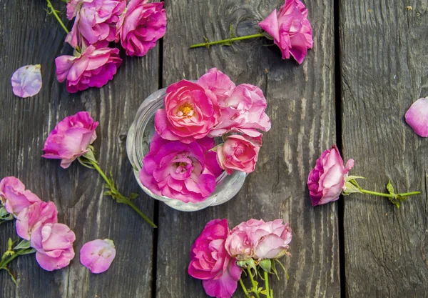 Ramo de rosa rosa sobre fondo rústico de madera — Foto de Stock