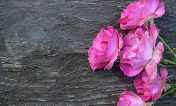 Ahşap rustik zemin üzerine pembe gül buketi — Stok fotoğraf