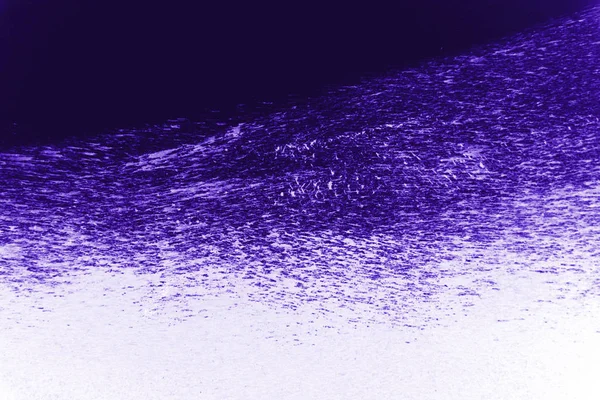 Beyaz ve ultra violet moda arka plan dokusu ile grunge fırça darbeleri boya — Stok fotoğraf