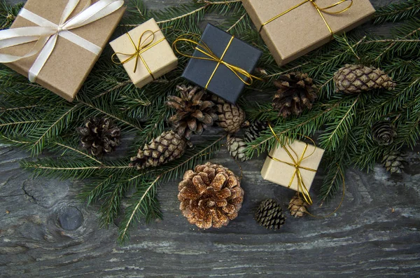 Vánoční dárkové krabice na rustikální dřevěné pozadí — Stock fotografie