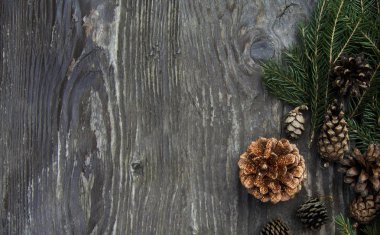 Noel hediye kutuları rustik ahşap arka plan üzerinde