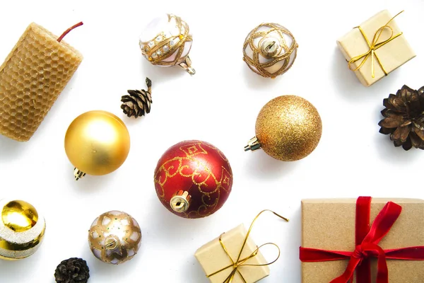 Cajas de regalo de Navidad, bolas sobre fondo blanco — Foto de Stock