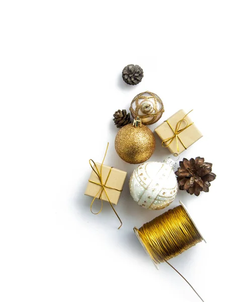 Cajas de regalo de Navidad, bolas sobre fondo blanco — Foto de Stock