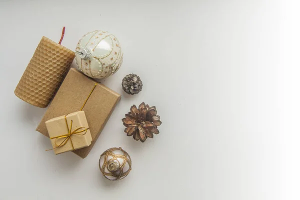 Cajas de regalo de Navidad, bolas sobre fondo blanco — Foto de Stock