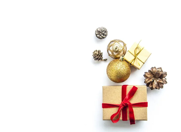 Vánoční dárkové krabice, koule na bílém pozadí — Stock fotografie