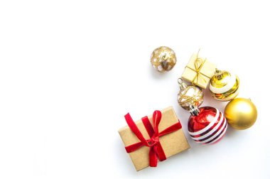 Noel hediye kutuları, beyaz arka plan üzerinde topları