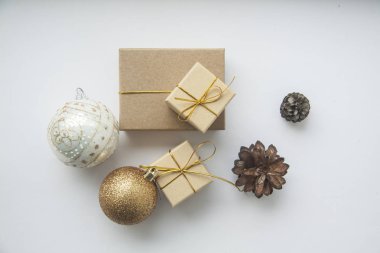 Noel hediye kutuları, beyaz arka plan üzerinde topları