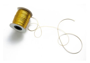 Noel hediye kutuları ve topları beyaz arka plan üzerinde