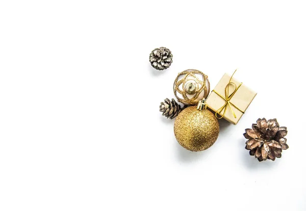 Cajas de regalo de Navidad, bolas sobre fondo blanco — Foto de Stock