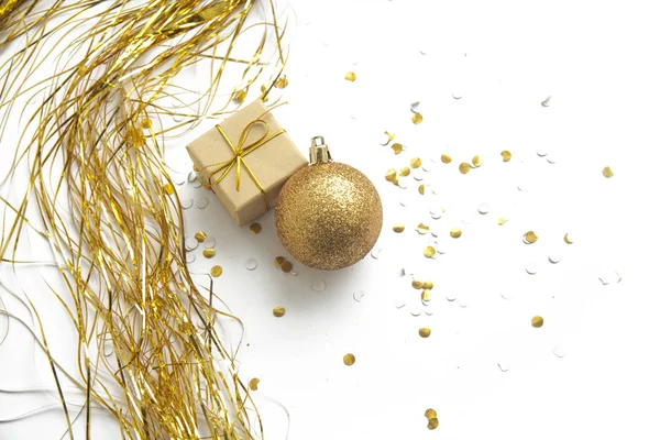 Cajas de regalo de Navidad, bolas sobre fondo blanco — Foto de Stock