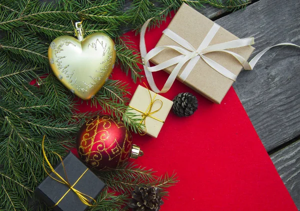 Vánoční dárkové krabice na rustikální dřevěné pozadí — Stock fotografie
