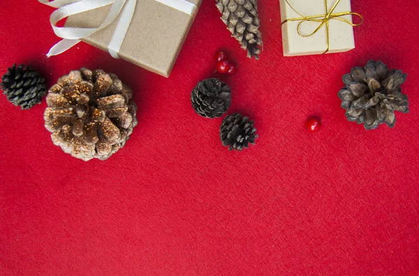 Cajas de regalo de Navidad sobre un fondo rústico de madera — Foto de Stock
