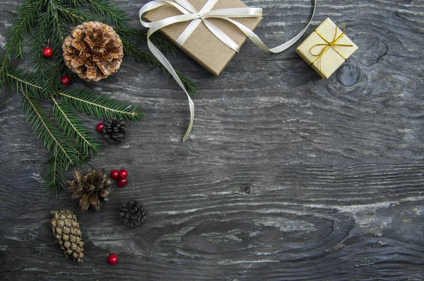 Cajas de regalo de Navidad sobre un fondo rústico de madera — Foto de Stock