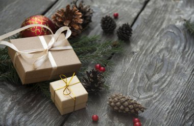 Noel hediye kutuları rustik ahşap arka plan üzerinde