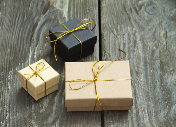 Cajas de regalo de Navidad sobre un fondo rústico de madera —  Fotos de Stock