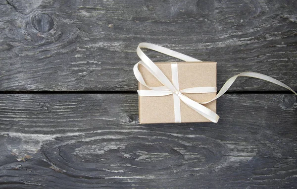 Cajas de regalo de Navidad sobre un fondo rústico de madera —  Fotos de Stock