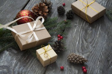 Noel hediye kutuları rustik ahşap arka plan üzerinde