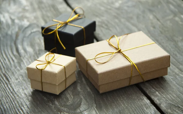 Cajas de regalo de Navidad sobre un fondo rústico de madera —  Fotos de Stock