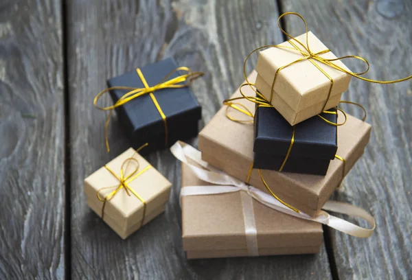 Caixas de presente de Natal em um fundo de madeira rústico — Fotografia de Stock