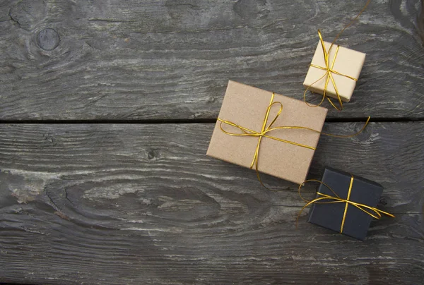 Caixas de presente de Natal em um fundo de madeira rústico — Fotografia de Stock
