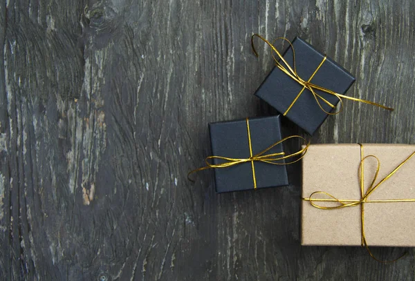 Cajas de regalo de Navidad sobre un fondo rústico de madera — Foto de Stock