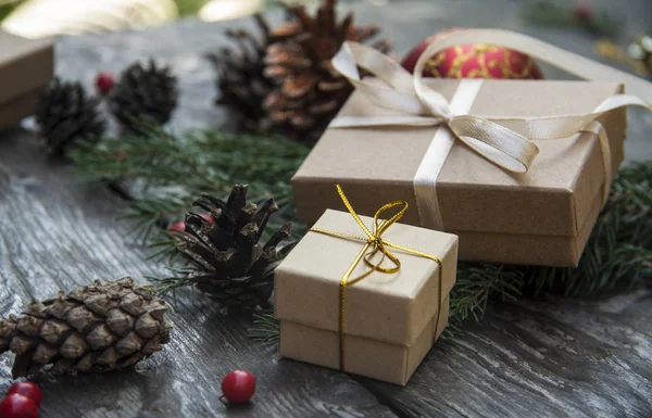 Cajas de regalo de Navidad sobre un fondo rústico de madera — Foto de Stock