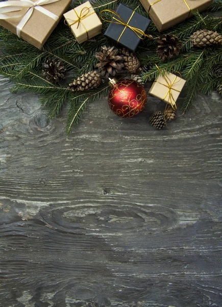 Caixas de presente de Natal em um fundo de madeira rústico — Fotografia de Stock
