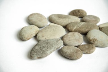 deniz yuvarlak taş, çakıl beyaz izole arka planda