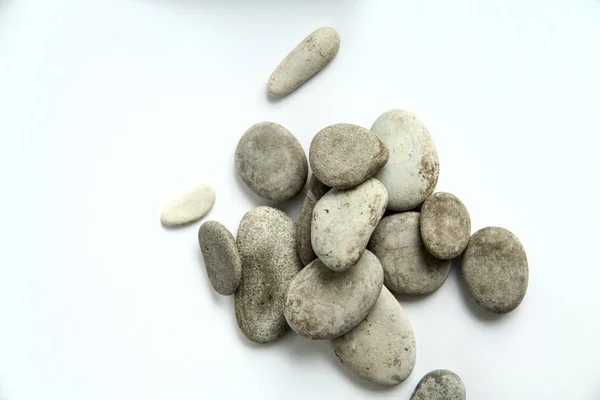 Кругломорские камни, галька на белом изолированном фоне — стоковое фото